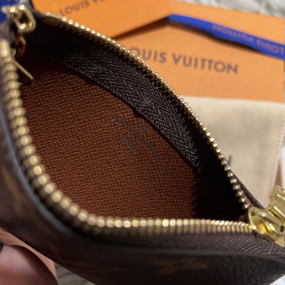 Louis Vuitton- Monogram Key Pouch - Picture 3 of 5